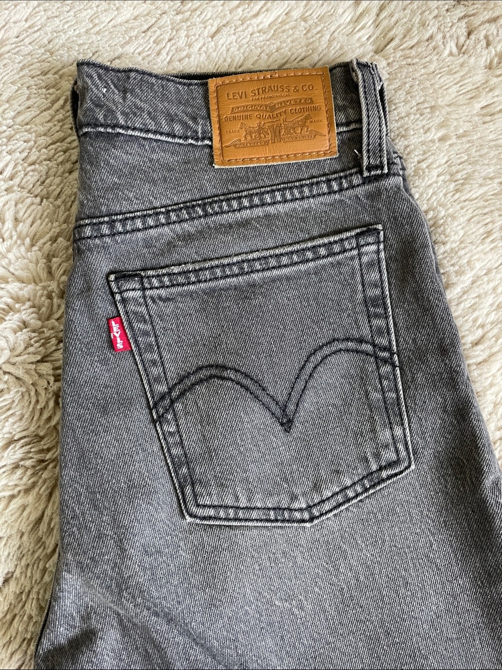 Levi's women’s wedgie straight cropped pant distressed gray size 26